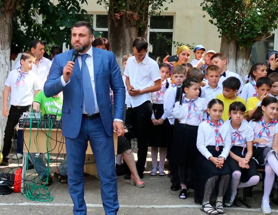 Салих Сагидов посетил торжественную линейку в школе №12