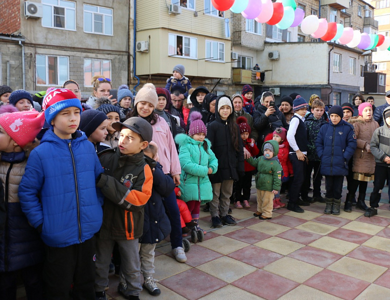 Еще два благоустроенных двора открыто в Кировском районе