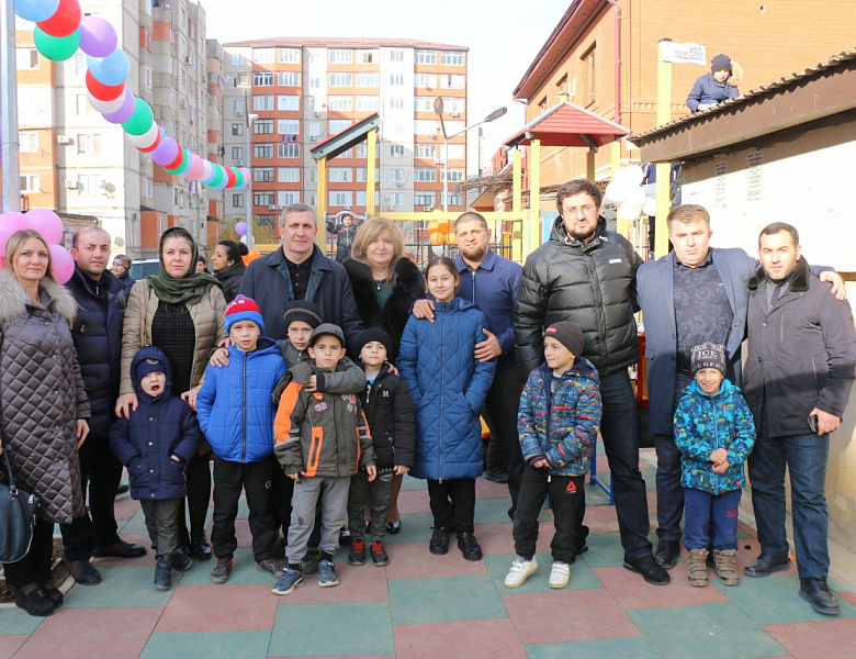 Еще два благоустроенных двора открыто в Кировском районе