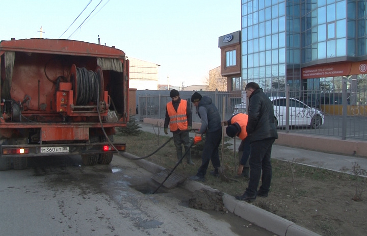 В Кировском районе проводят очистку ливневок 