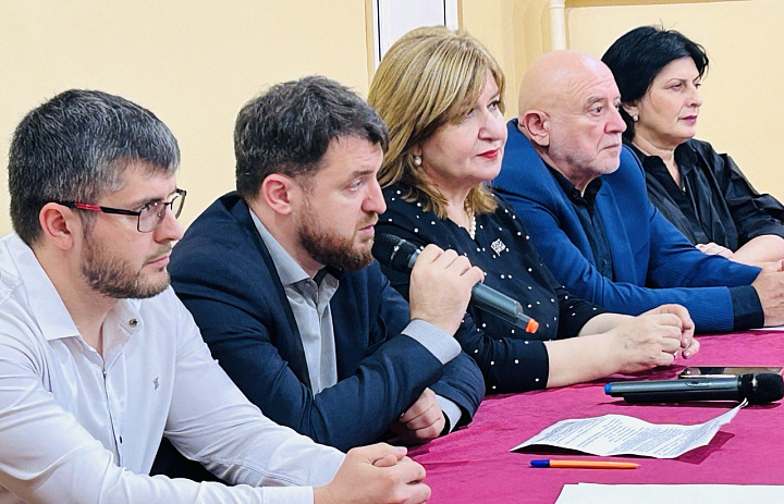  В Кировском районе газовики и депутаты провели встречи с будущими пользователями «умных» счетчиков газа 