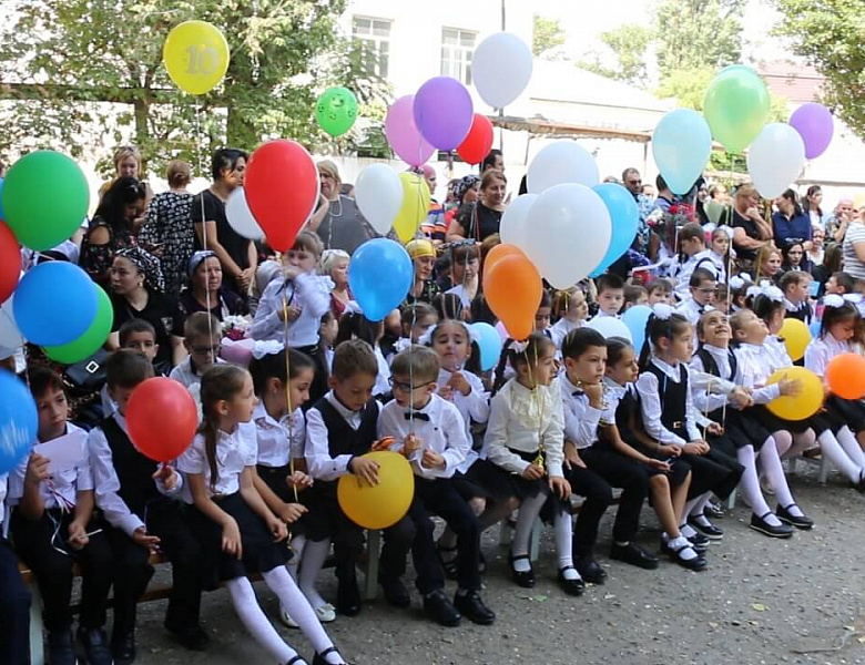 Салих Сагидов посетил торжественную линейку в школе №12