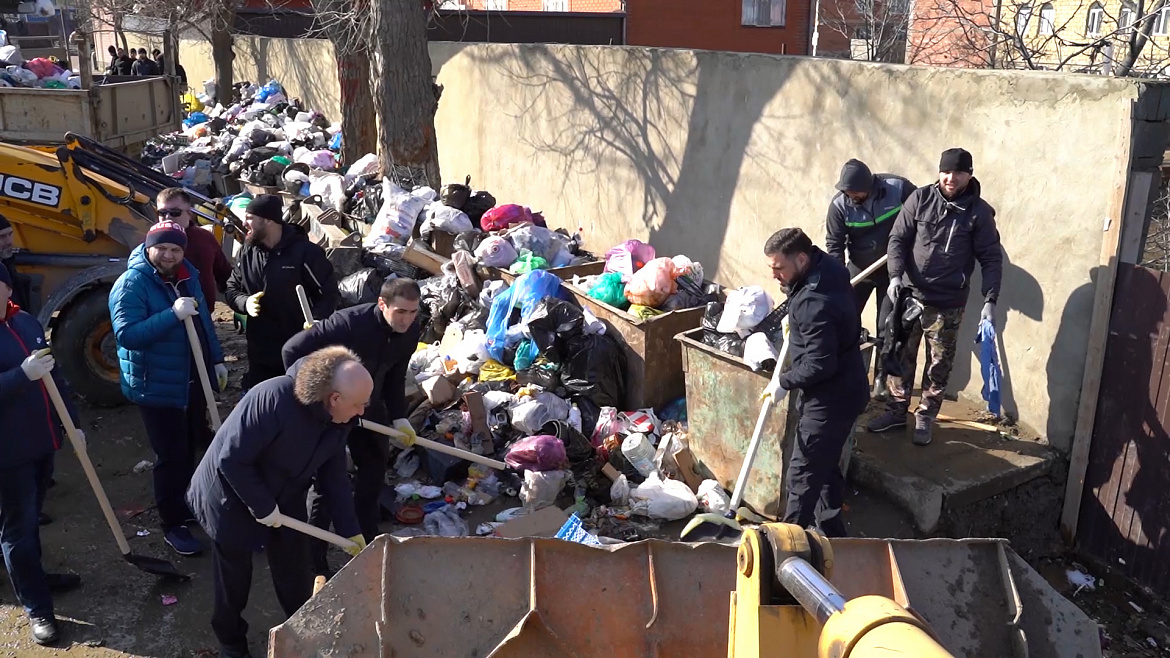 Администрация Кировского района помогла регоператору с уборкой мусора