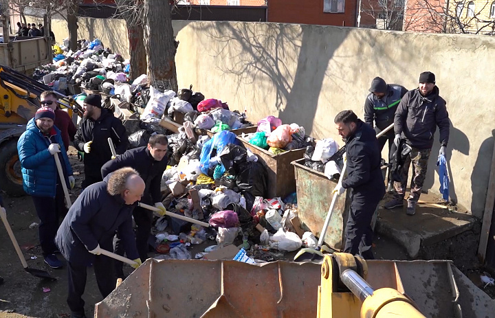 Администрация Кировского района помогла регоператору с уборкой мусора