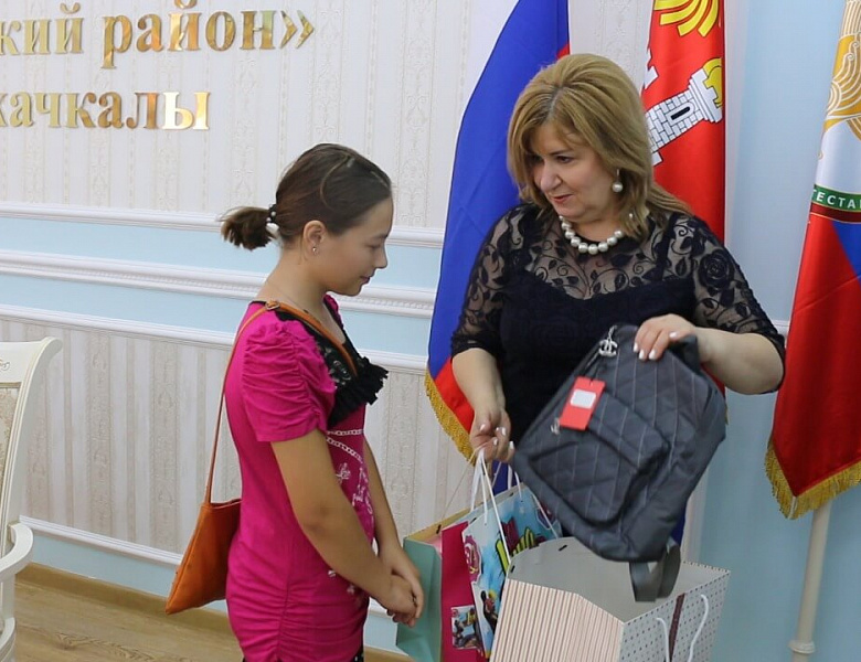 Малоимущих детей острова Чечень подготовили к школе
